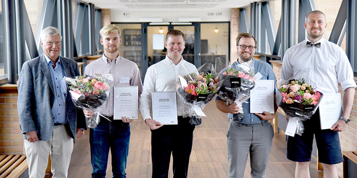 Formanden for Elektrofondet Ole Mørk Lauridsen (yderst tv.) lykønsker årets prismodtagere. Modtager af Elektroprisen 2021, Ulrik Krogh Andersen (i midten) flankeres af kandidatprismodtagerne Nikolaj Stoltenborg (tv.) og på sin højre side af Kasper Lærkesen og Erik Hofman-Bang. Foto: Henrik Frydkjær.