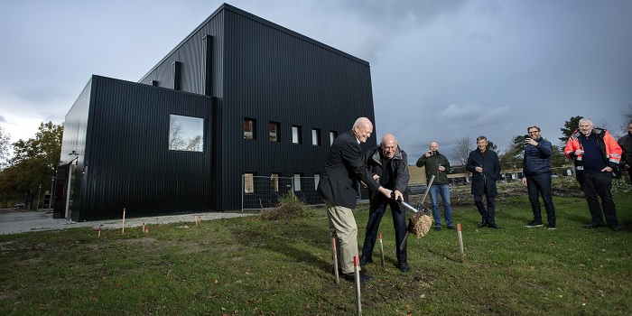 Første spadestik til DTU ETC tages af DTU Elektros institutdirektør Kristian Stubkjær og DTUs institutdirektør Claus Nielsen (Foto: Mikal Schlosser)