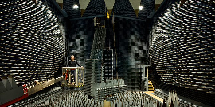 DTU-ESA Spherical Near-Field Antenna Test Facility (Foto: Torben Nielsen) Absorbenterne er udformet af ledende kulskum, der opsuger energien fra  radiobølger på deres vej fra rummet og ind i væggen. Absorbenterne er af samme grund udformet  som kegler, der sikrer en gradvis overgang. Samtidig sikrer en metalskærm om hele det radiodøde  rum mod udefrakommende radiobølger.